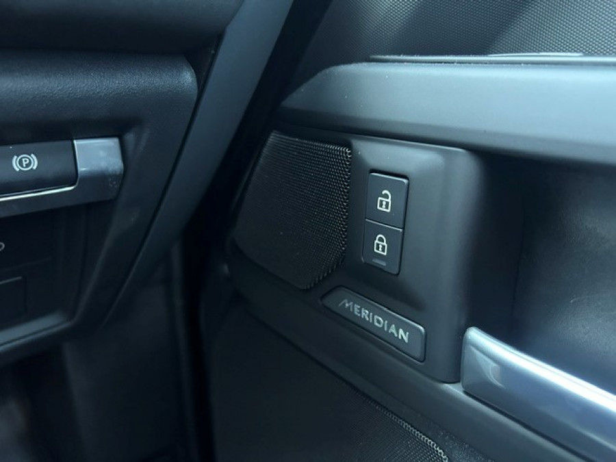 2025 MY26 Land Rover Defender L663 110 D350 X-Dynamic SE SUV Image 17