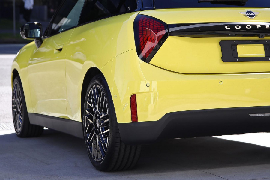 2026 MINI Cooper J01 SE Favoured Hatch