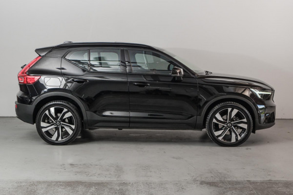 2023 Volvo XC40 XZ Ultimate B5 Dark SUV image 3