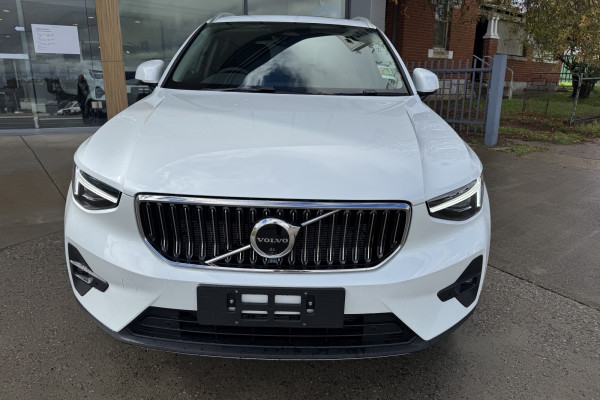 2026 Volvo XC40 XZ Ultra B4 Bright SUV Image 2