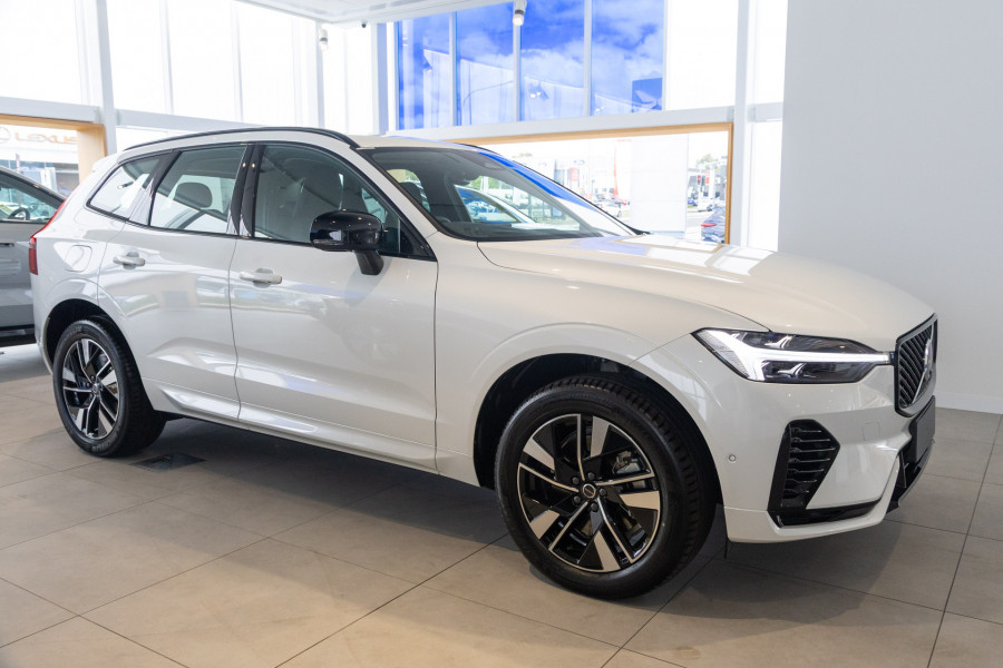 2026 Volvo XC60 UZ Plus T8 Plug-in Hybrid Dark SUV Image 3