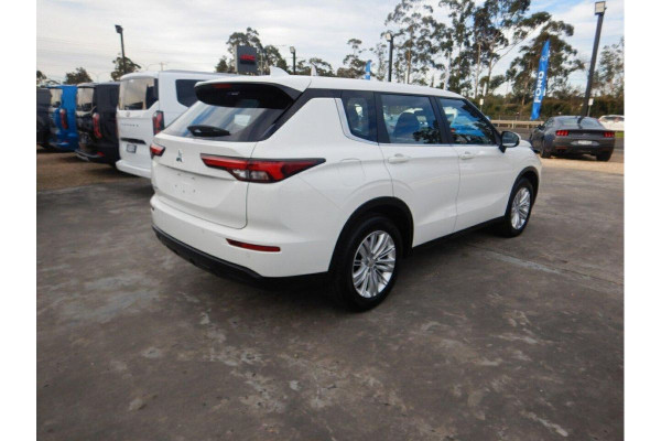 2024 Mitsubishi Outlander ZM ES SUV Image 7