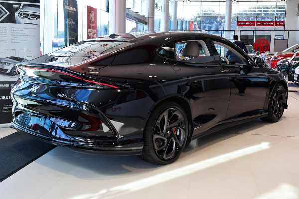 2025 MG IM5 P12L Platinum Hatch Image 3