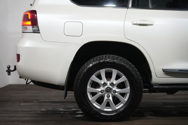 2018 Toyota LandCruiser Sahara SUV Image 6