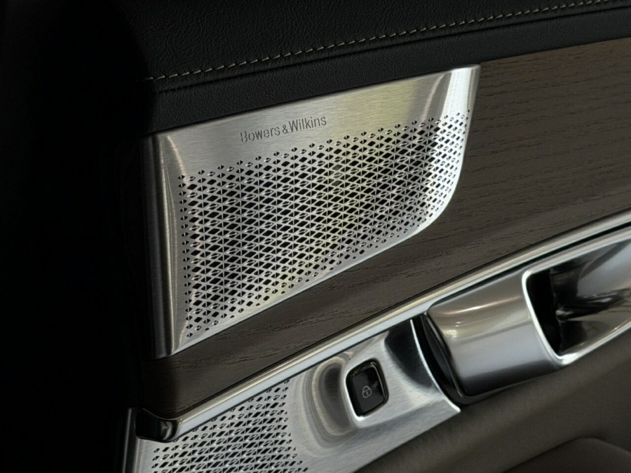 2026 Volvo XC90 L Series Ultra T8 Plug-in Hybrid Dark SUV Image 20