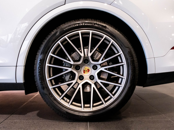 2022 MY23 Porsche Cayenne S Platinum Edition Coupe image 7