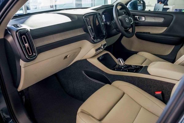 2026 Volvo XC40 XZ Ultra B4 Bright SUV Image 5