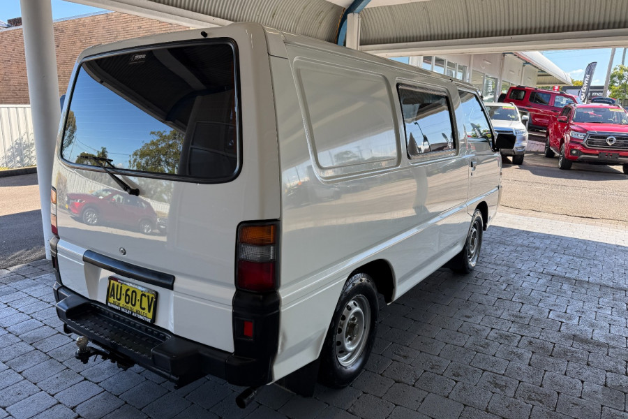 2008 Mitsubishi Express Van Image 6