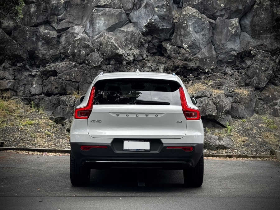 2025 Volvo XC40 XZ Ultra B4 Dark SUV Image 7