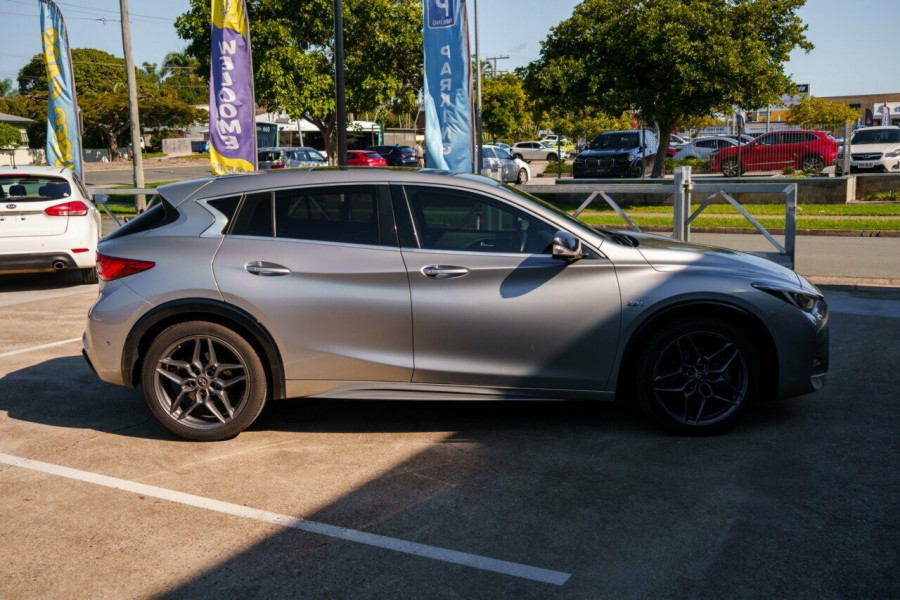 2017 Infiniti Q30 H15 Sport Premium D-CT Wagon Image 4
