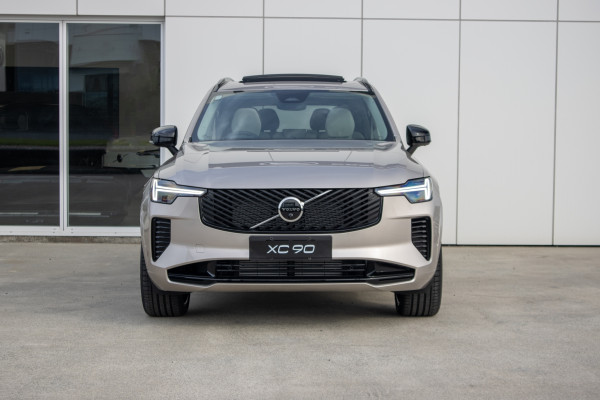 2025 Volvo XC90 T8 ULTRA PHEV Sedan Image 2
