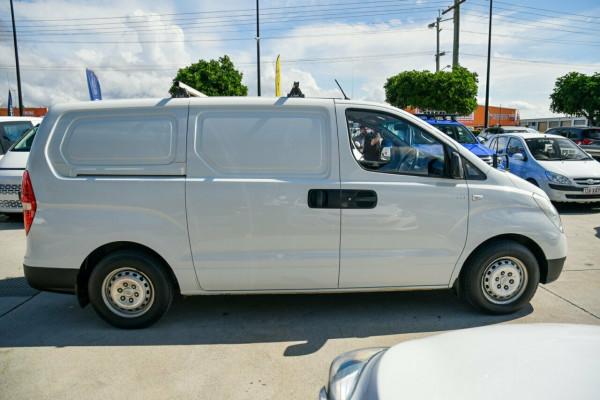 2010 Hyundai iLOAD TQ-V Van Image 4