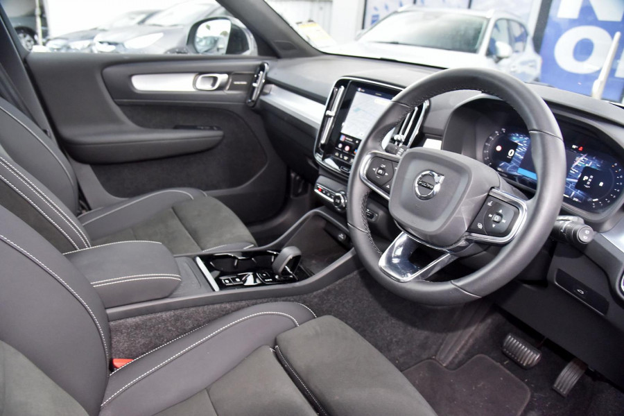 2025 MY26 Volvo XC40 XZ Ultra B4 Dark SUV Image 7