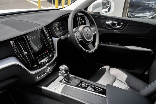 2019 MY20 Volvo XC60 UZ D4 Momentum Suv
