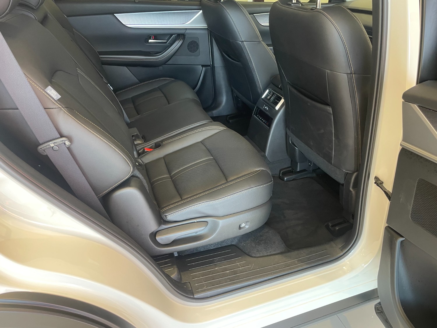 2024 Mazda CX-80 KL G40e Touring SUV Image 11