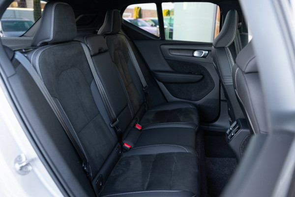2024 MY25 Volvo XC40 XZ Ultra B4 Dark SUV Image 17
