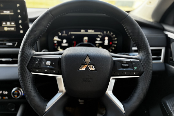 2025 Mitsubishi Outlander ZM Exceed SUV Image 16