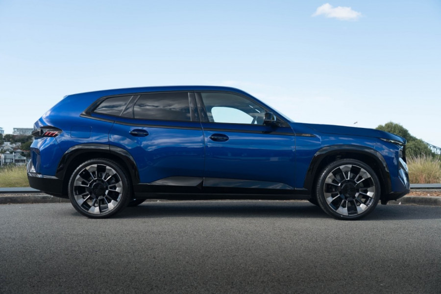 2023 BMW XM V8 Hybrid SUV Image 3