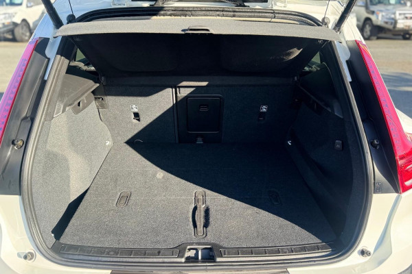 2019 Volvo XC40 XZ T4 Momentum SUV Image 13