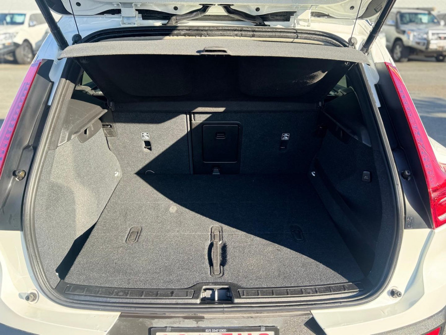 2019 Volvo XC40 XZ T4 Momentum SUV Image 13