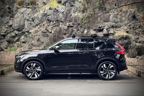 2023 Volvo XC40 XZ Ultimate B5 Dark SUV Image 7