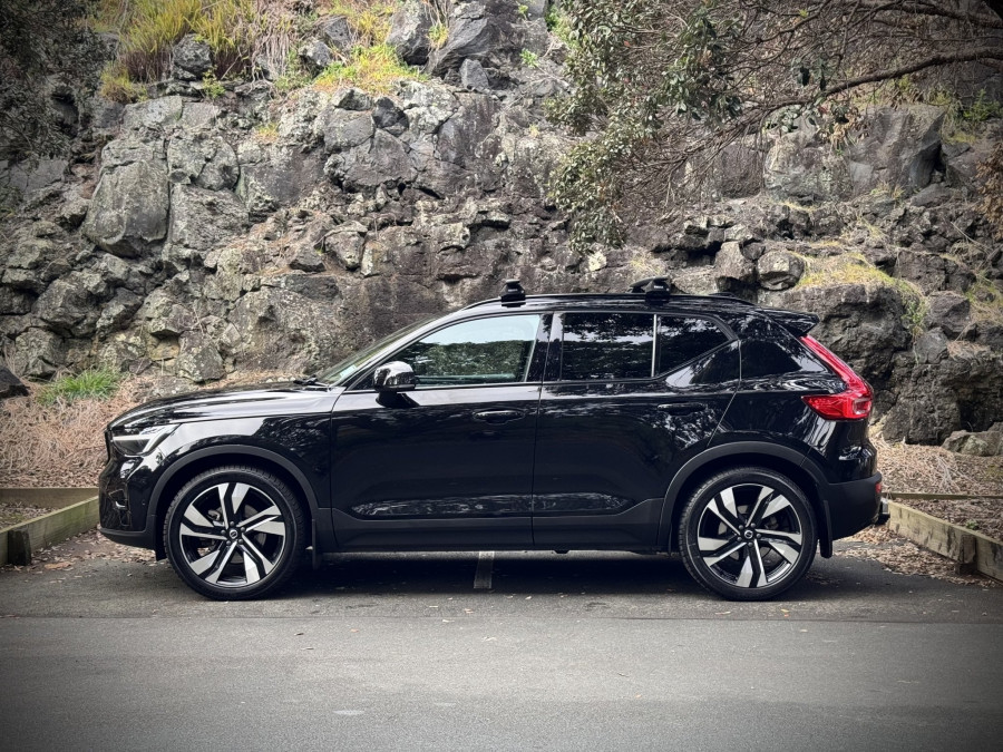 2023 Volvo XC40 XZ Ultimate B5 Dark SUV Image 7