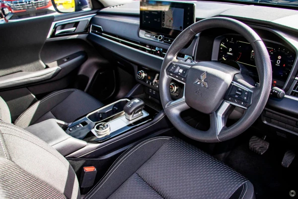 2026 Mitsubishi Outlander ZM ES SUV Image 6