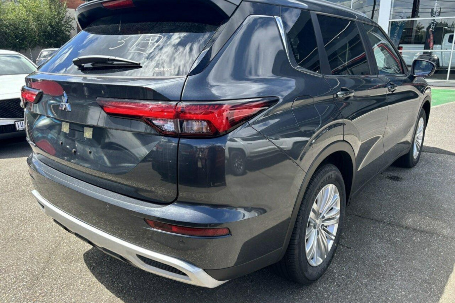 2024 Mitsubishi Outlander ZM LS SUV Image 7