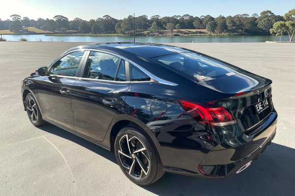2025 MG MG5 MG5DCTESSE25 Essence Sedan Image 3