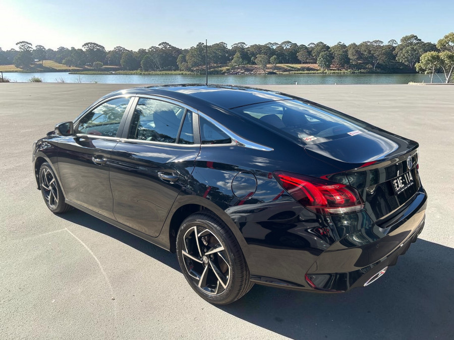 2025 MG MG5 MG5DCTESSE25 Essence Sedan Image 3