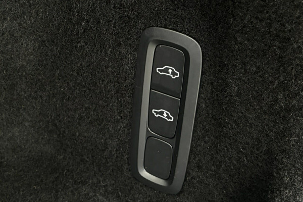 2022 MY23 Volvo XC60 UZ Recharge Ultimate T8 Plug-in Hybrid SUV Image 10
