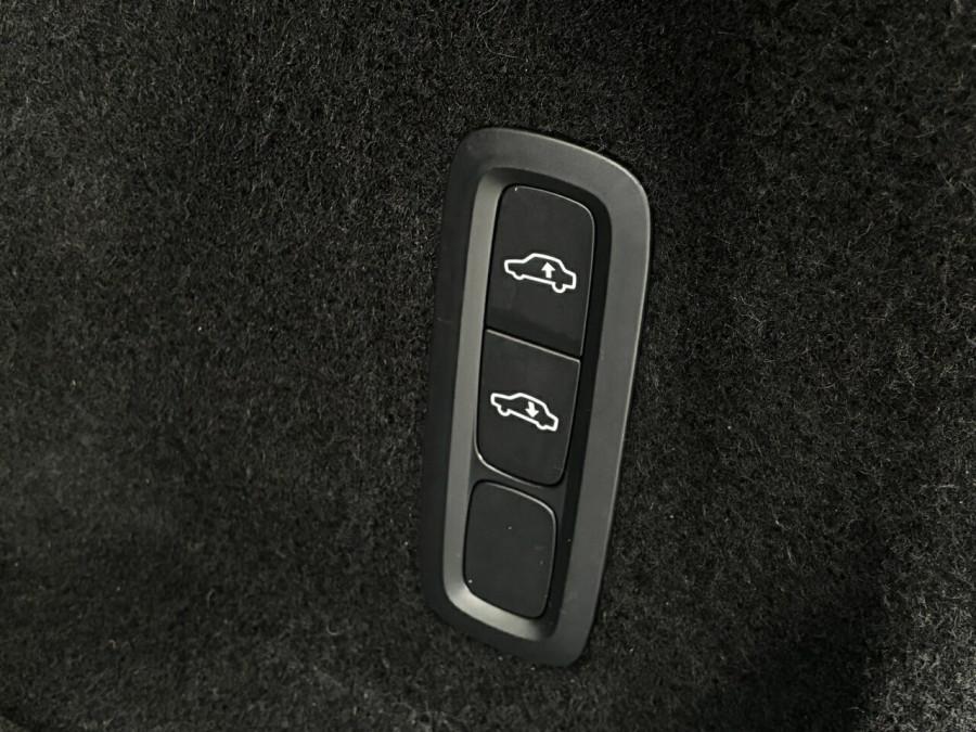 2022 MY23 Volvo XC60 UZ Recharge Ultimate T8 Plug-in Hybrid SUV Image 10