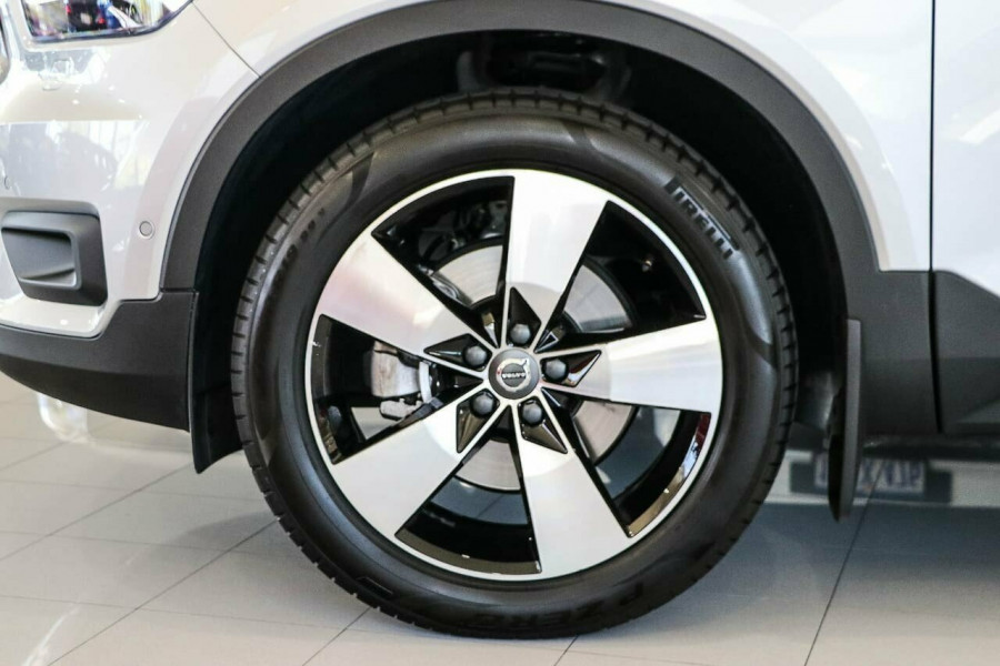 2019 Volvo XC40 XZ T4 Momentum Suv Image 9