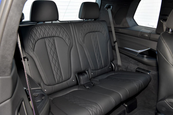2025 BMW X7 G07 LCI M60i SUV image 6