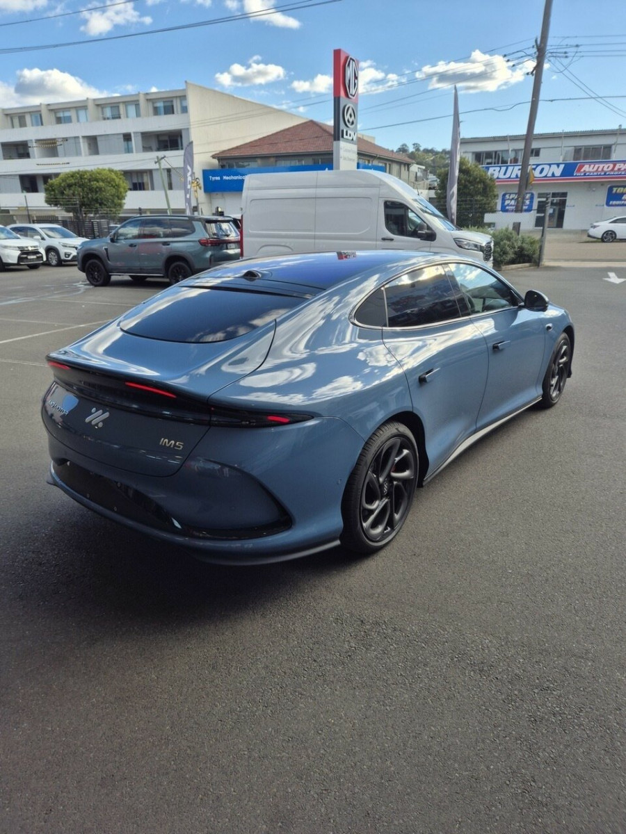 2026 MG IM5 P12L Platinum Hatch Image 5
