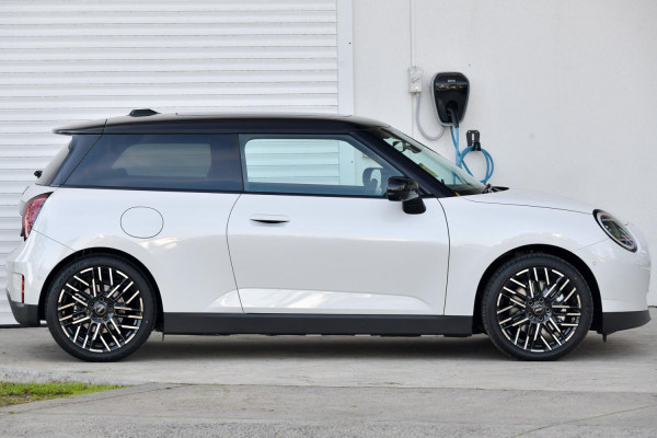 2026 MINI Cooper J01 SE Favoured Hatch image 3