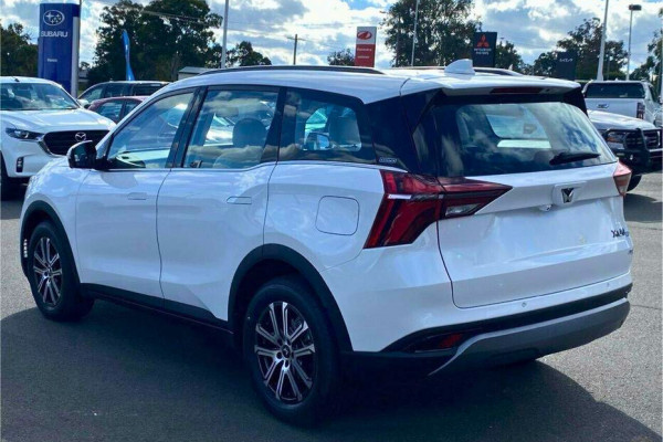 2023 Mahindra XUV700 AX7L Wagon Image 5