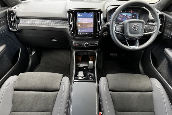 2025 Volvo XC40 XZ Ultra B4 Dark SUV Image 4