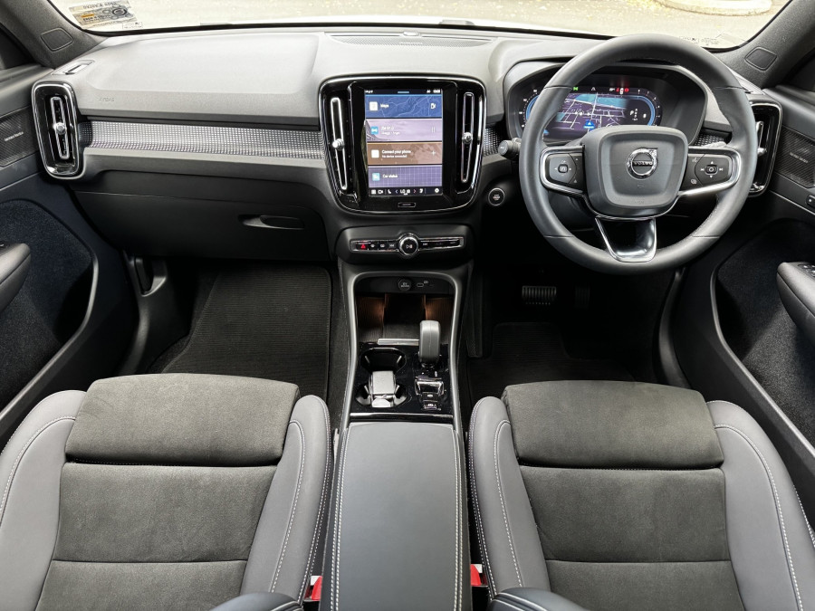 2025 Volvo XC40 XZ Ultra B4 Dark SUV Image 4