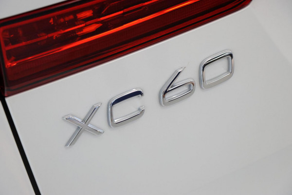 2023 Volvo XC60  Recharge Ultimate T8 Plug-In Hybrid SUV Image 5