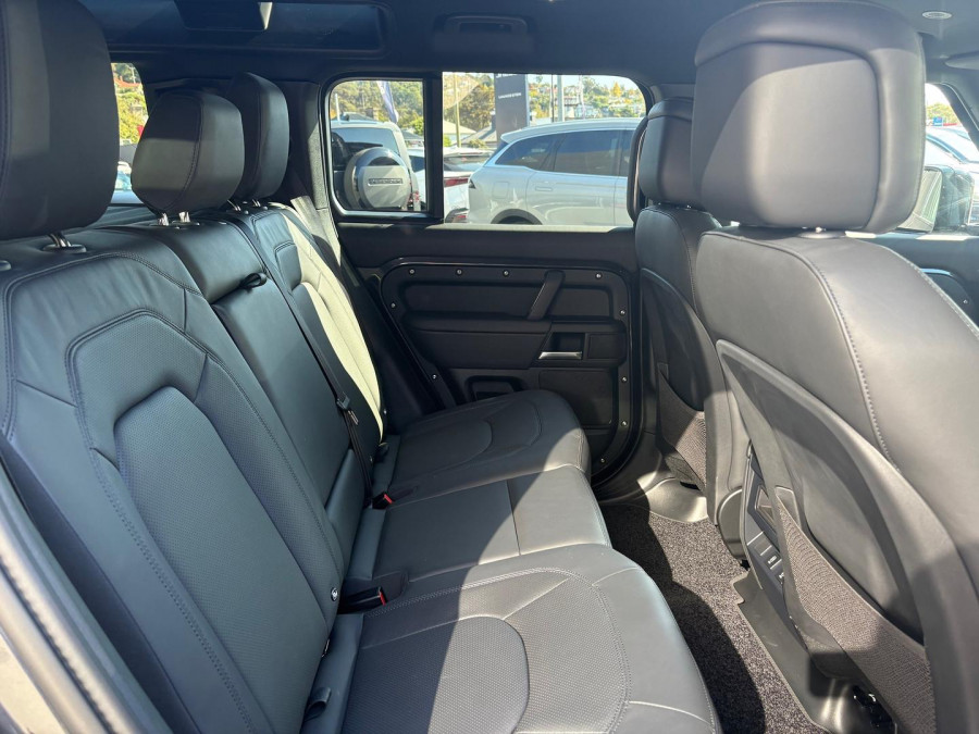 2026 Land Rover Defender L663 110 P425 X-Dynamic SE SUV Image 23