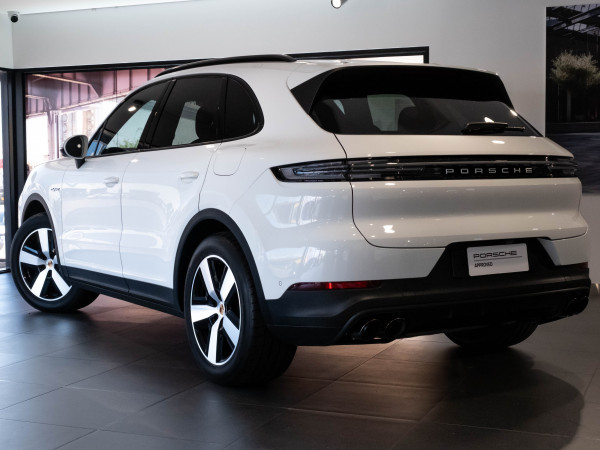 2025 Porsche Cayenne E-Hybrid SUV image 2