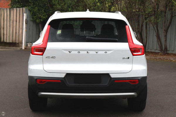 2026 Volvo XC40 XZ Ultra B4 Bright SUV Image 3