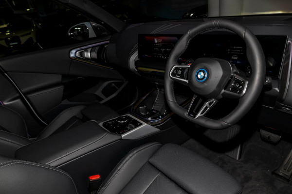 2025 BMW X3 G45 30e xDrive SUV image 8