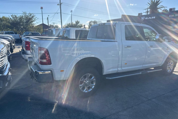 2021 MY22 Ram 2500 DJ Laramie Ute Image 3