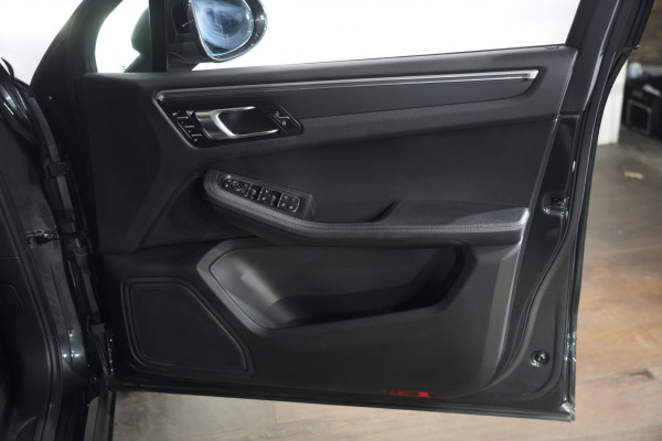 2021 Porsche Macan SUV image 29
