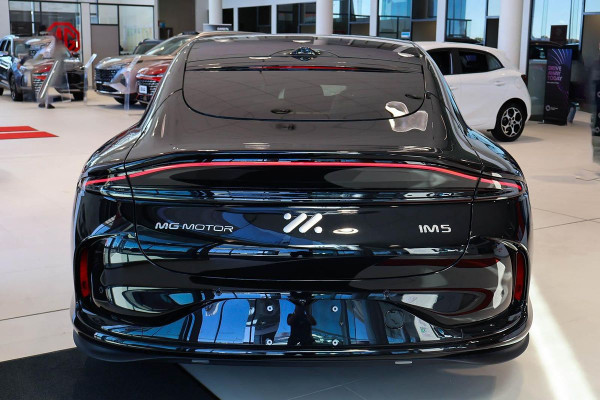 2025 MG IM5 P12L Platinum Hatch Image 4