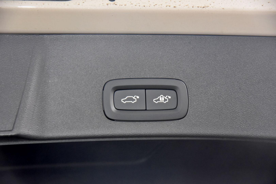 2024 MY25 Volvo XC40  Plus B4 SUV Image 9