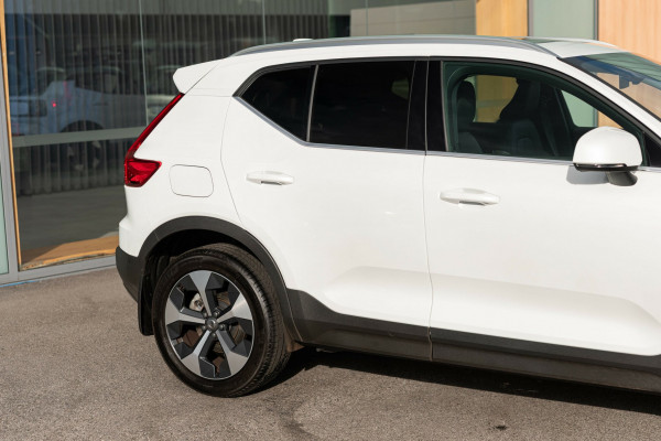 2025 MY26 Volvo XC40 XZ Ultra B4 Bright SUV Image 18