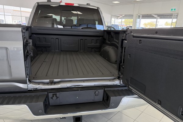 2024 Ford F-150  Lariat Dual Cab Image 10